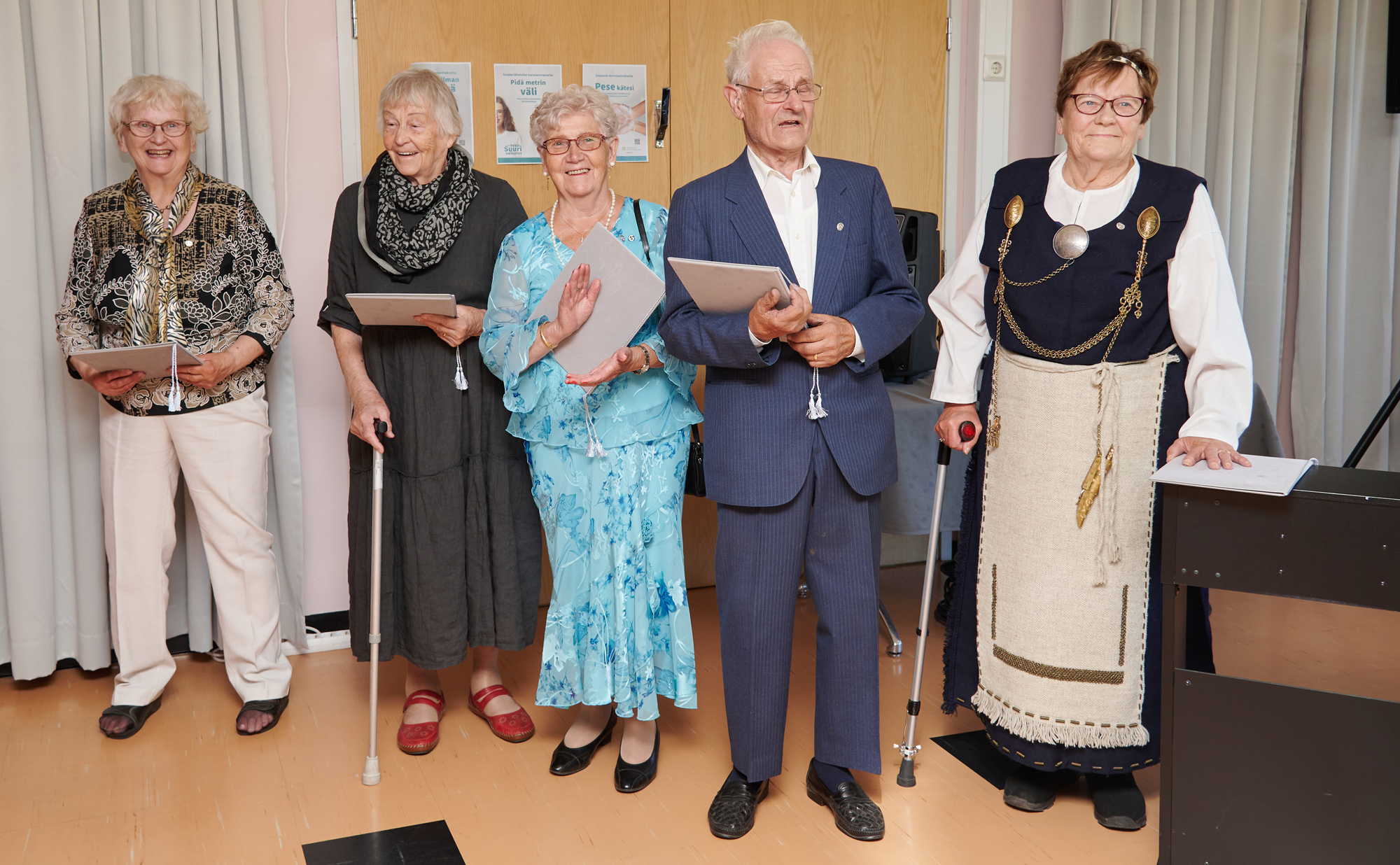 Vasemmalta Irma Suojärvi, Tellervo Tanhuanpää, Salli Saarinen, Juhani Ahvenus ja Seija Mennala saa hopeiset ansiomitalit