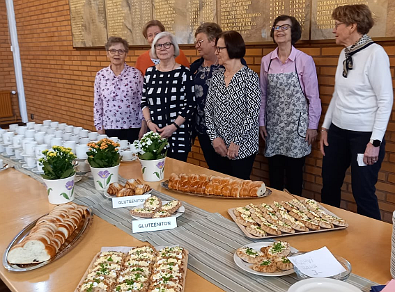 Emännät ja kahvipöytä