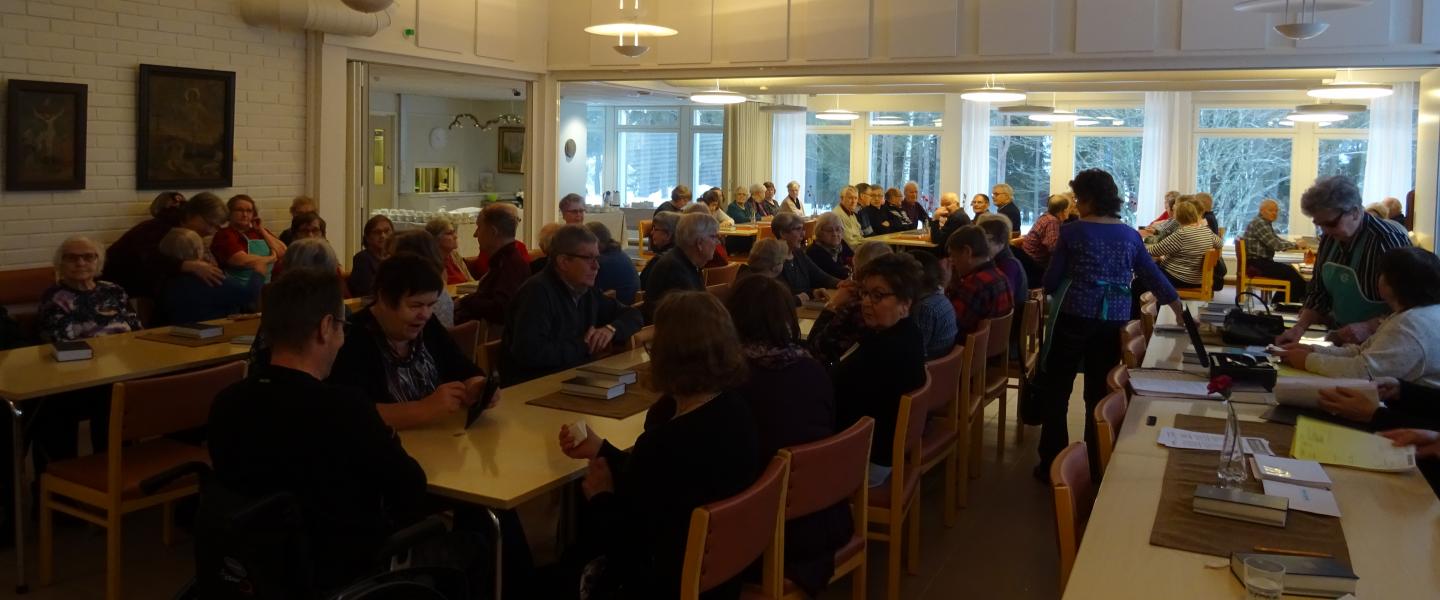 ihmisiä koolla