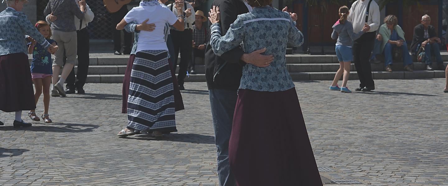 Tanssivia pareja ulkona