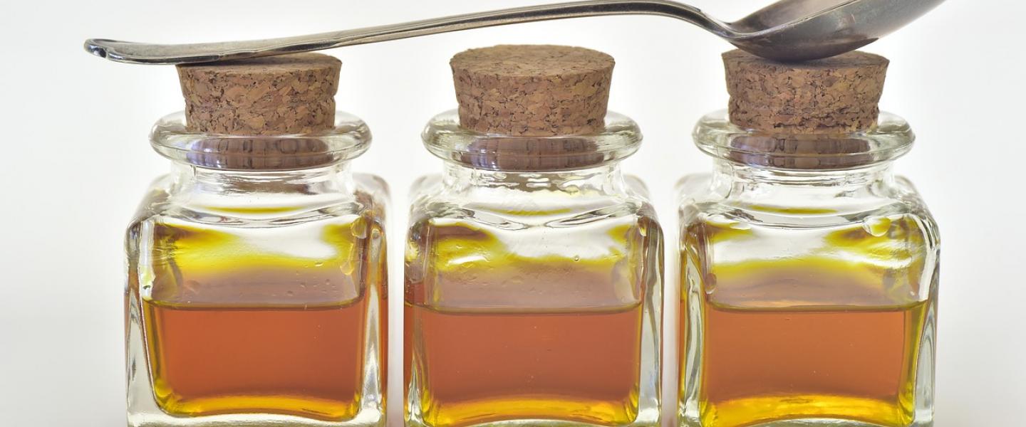 kolme lasipulloa ja lusikka päällä