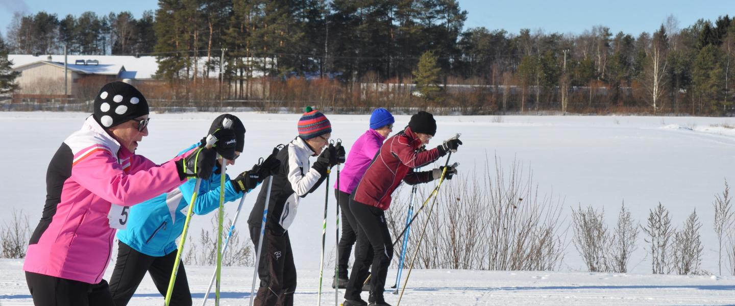 Naiset lähdössä hiihtoon