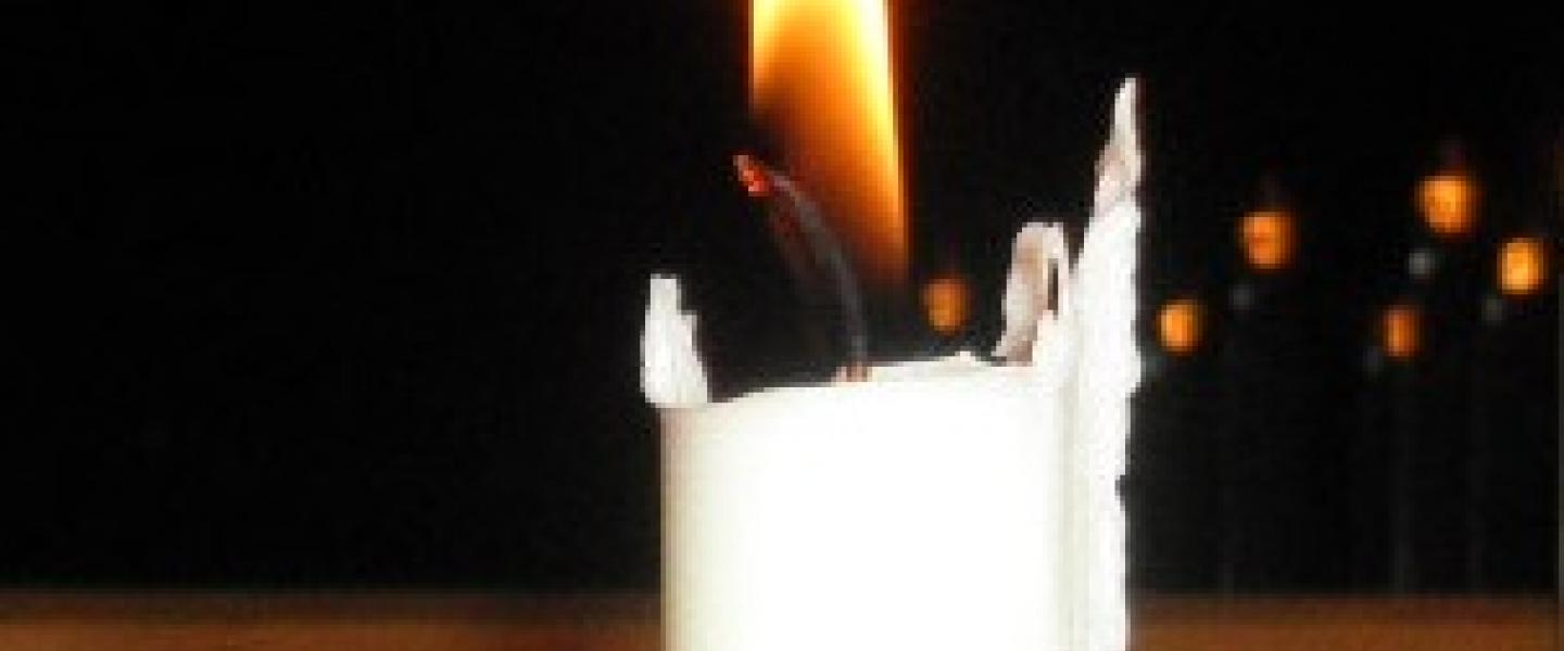 Yksi kynttilä palamassa