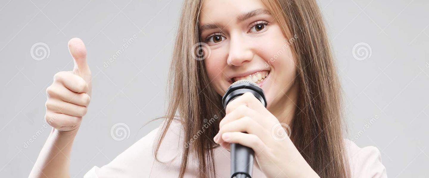 Tyttö laulamassa karaokea