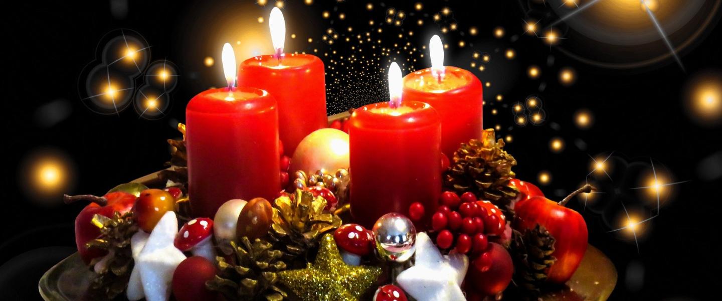 pöytäkynttilöitä tarjottimella