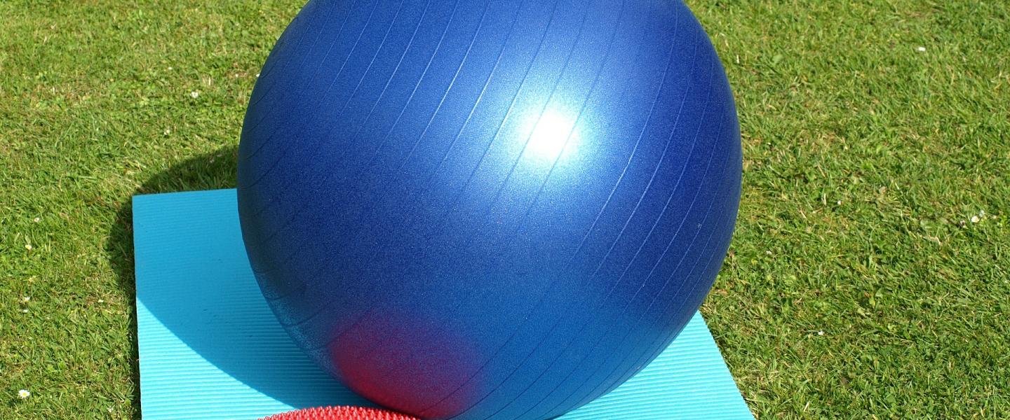 Jättipallo ja frisbee jumppamatolla
