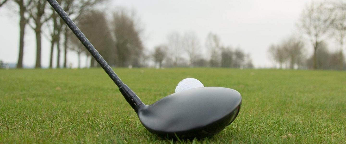 Golfmaila ja -pallo