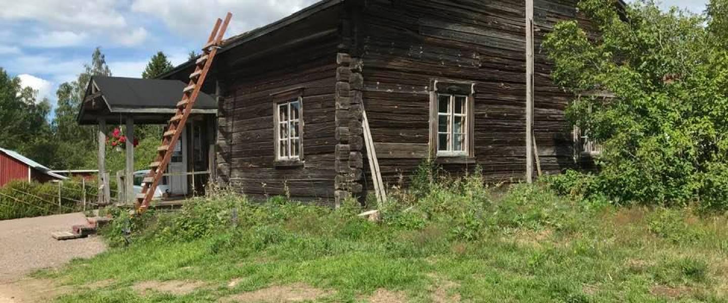 vihreä nurmikko ja museorakennus