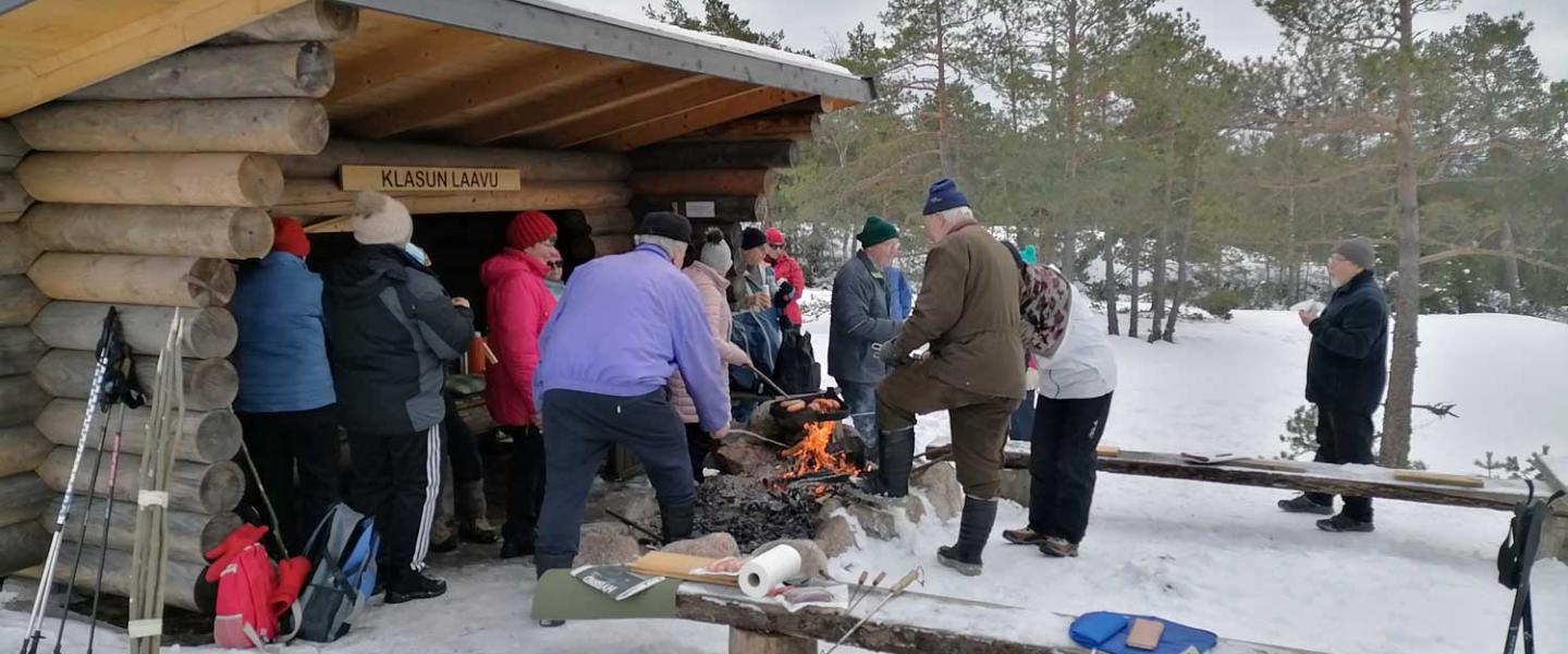 Klasun laavulla makkaran paistoa