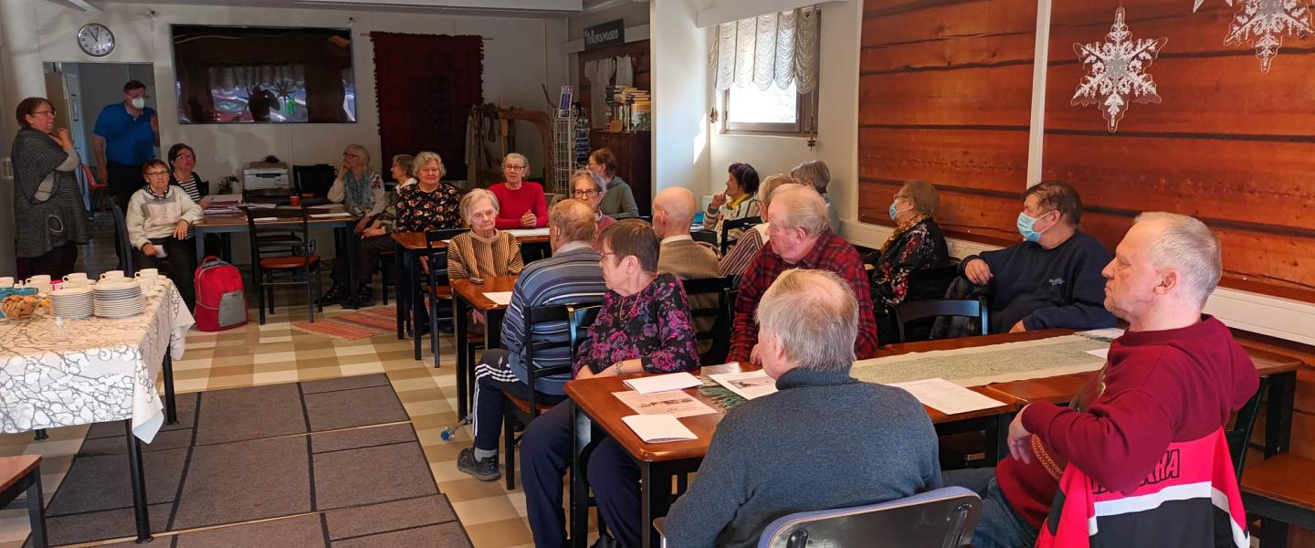 Yhdistyksen jäsenet kokouksessa