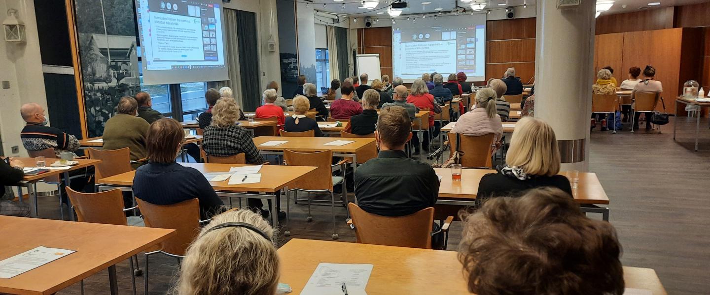 Ihmisiä salissa