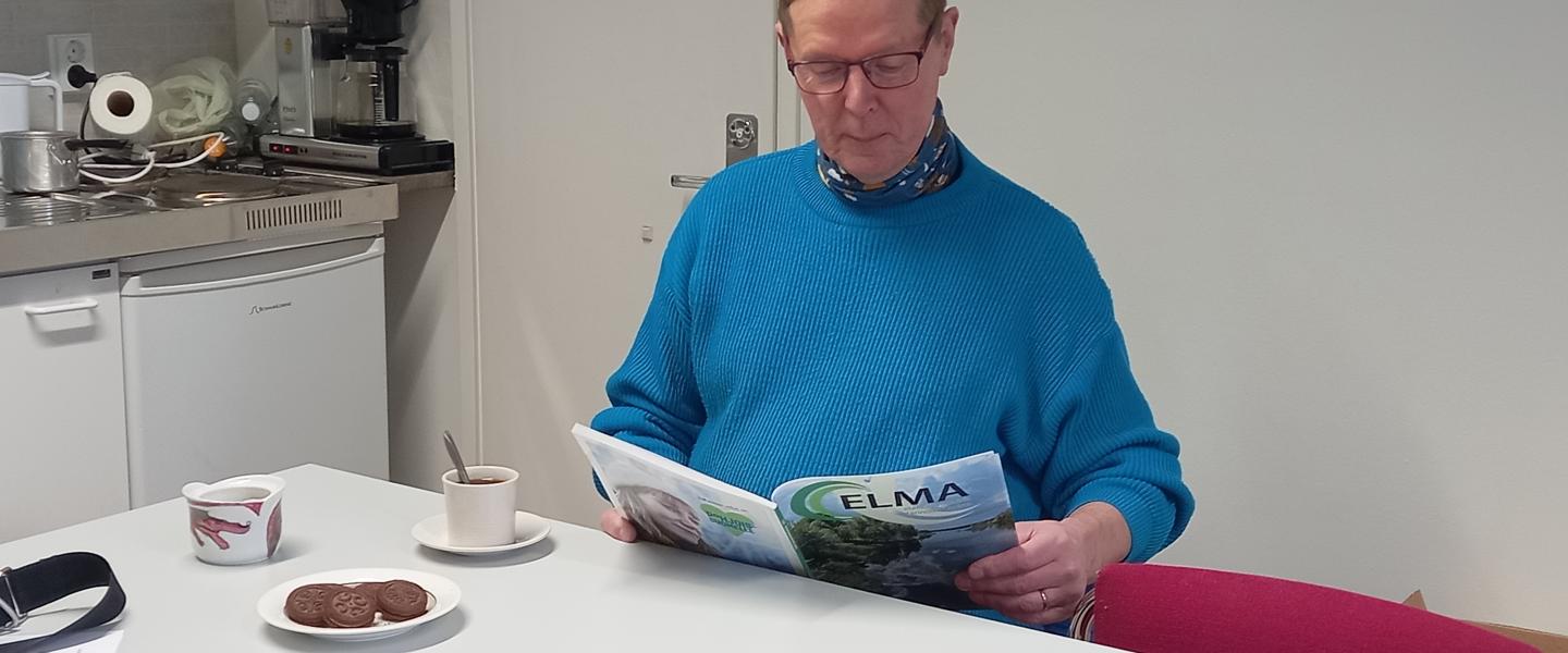 Eläkeläinen lukee ELMA lehteä