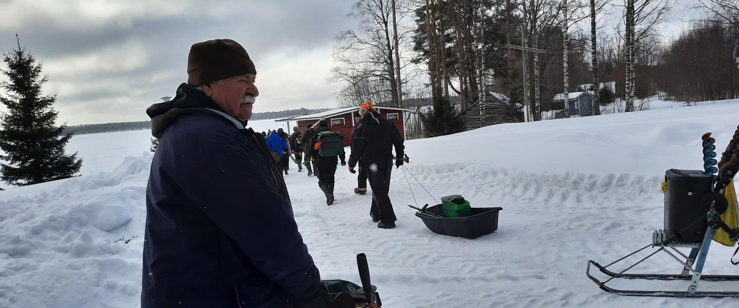 Ihmisiä hangella