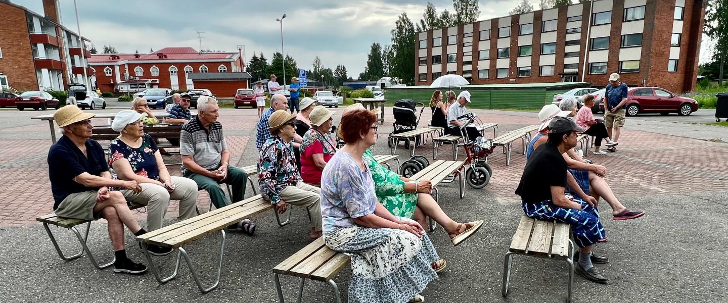 Yleisöä Kaavin toripäivässä