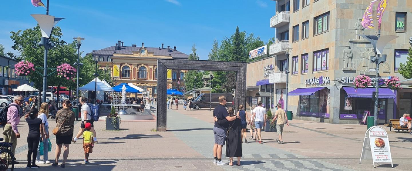 Joensuu ihmisiä sinisellä virralla