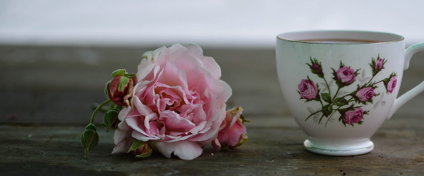 kahvikuppi ja kukka pöydällä