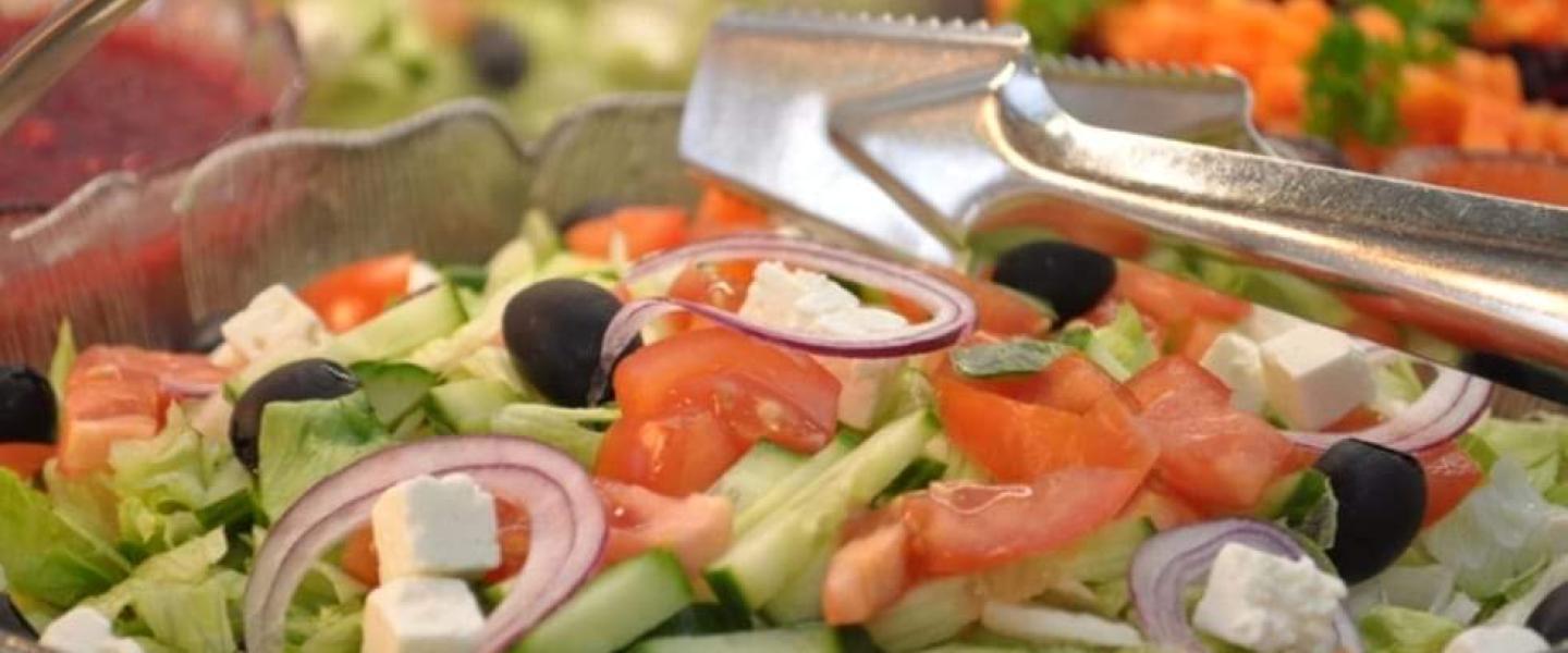 Värikäs salaattilautanen