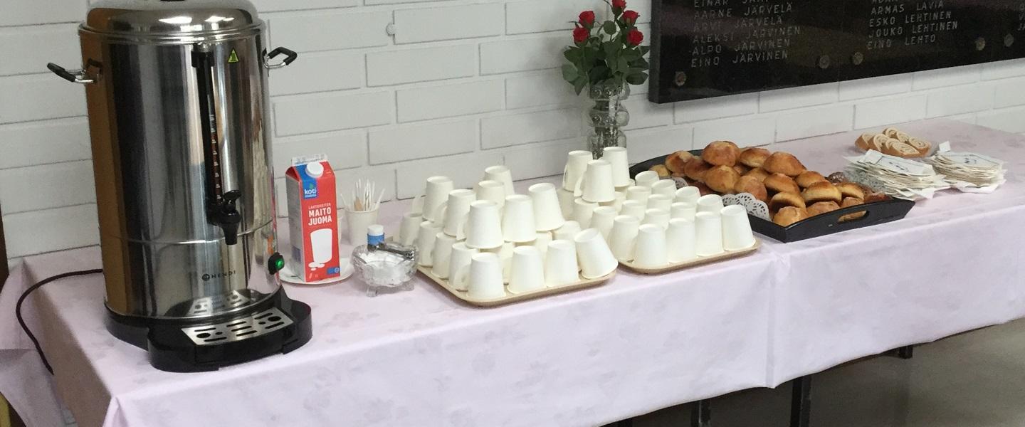 Tarjoilupöydässä kahvia ja pullaa