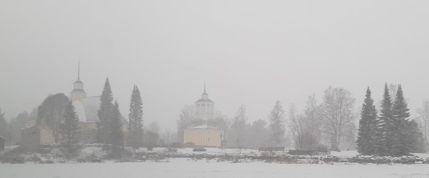 Huhtikuinen kirkkomatka lumituiskussa