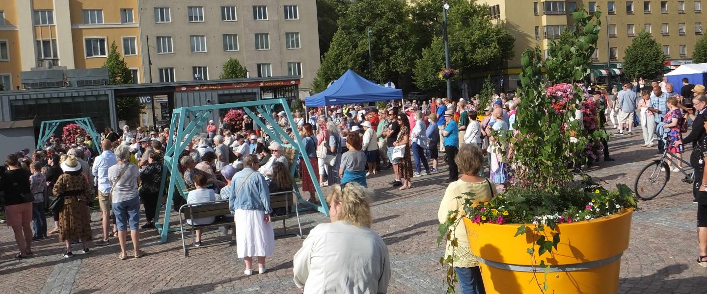 Yhteislaulua aurinkoisella Lahden torilla