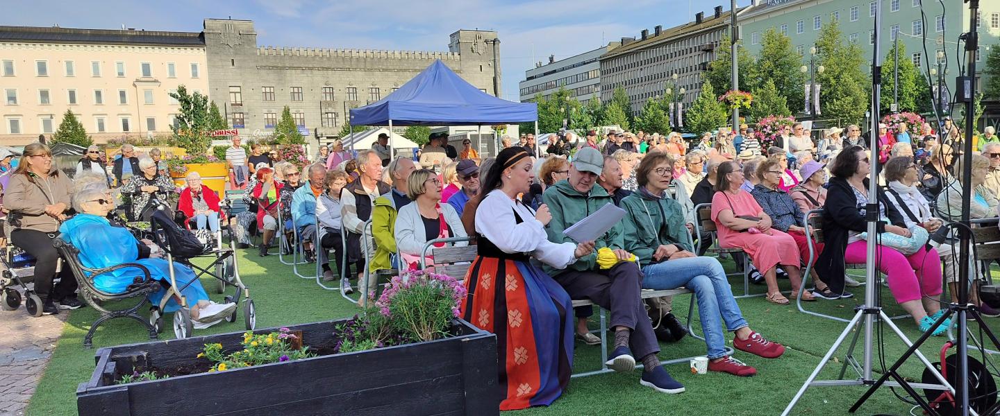Lahen lavalla laulettiin - teemana harmonikkaa ja kansantansseja