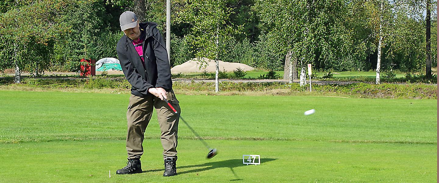 Golfkisan avauslyönti