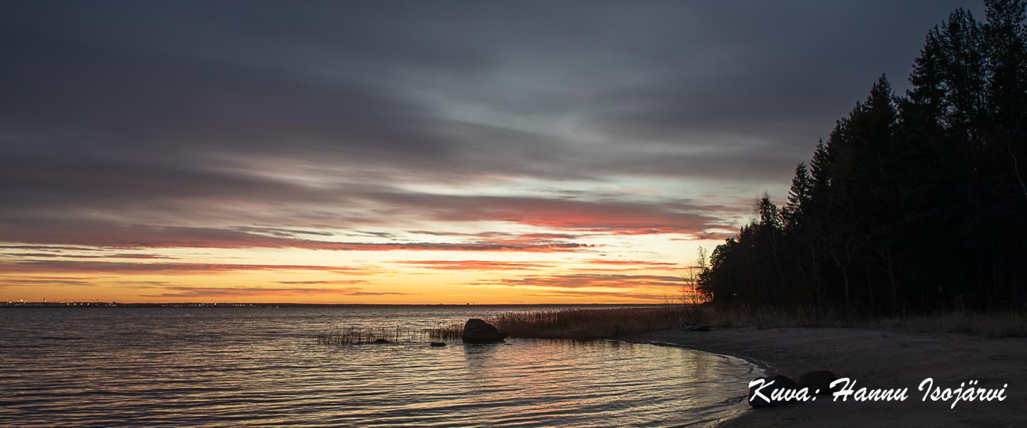 Syksyinen aamu meren rannalla