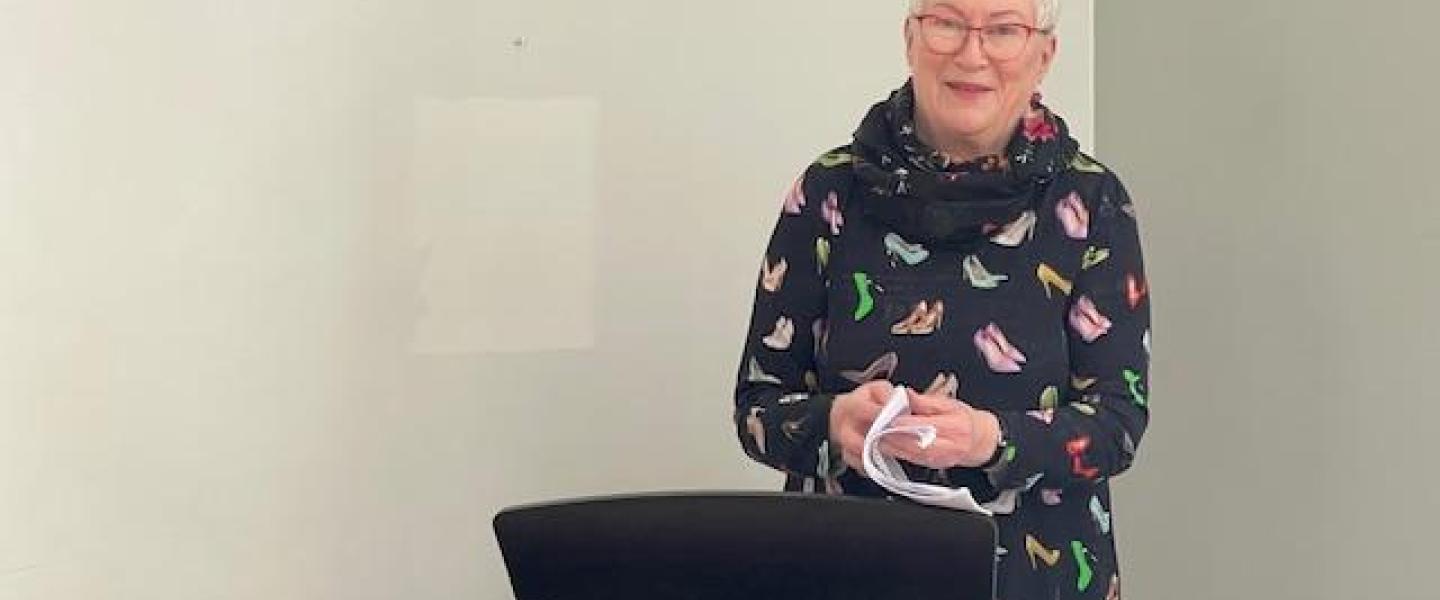 Laulattaja soittimen ääressä