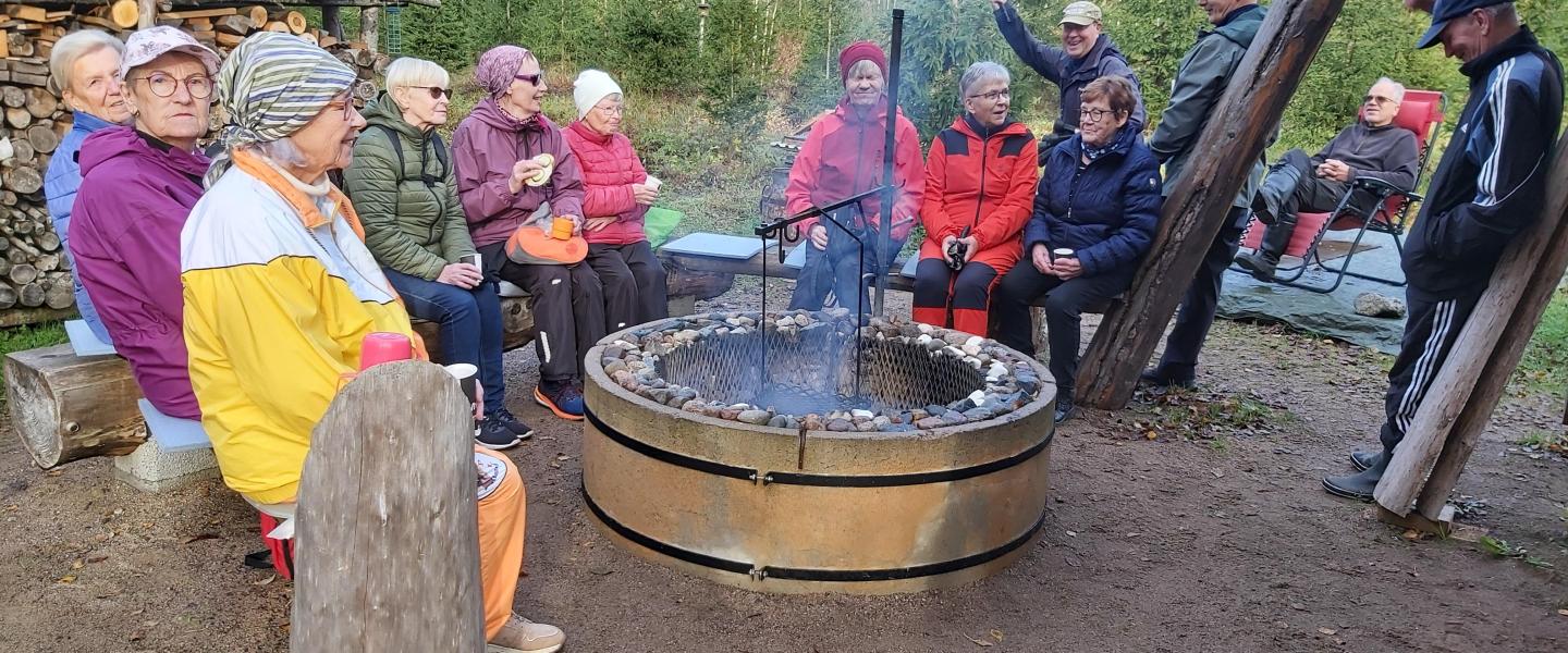 Metsäretki makkaranpaistoa