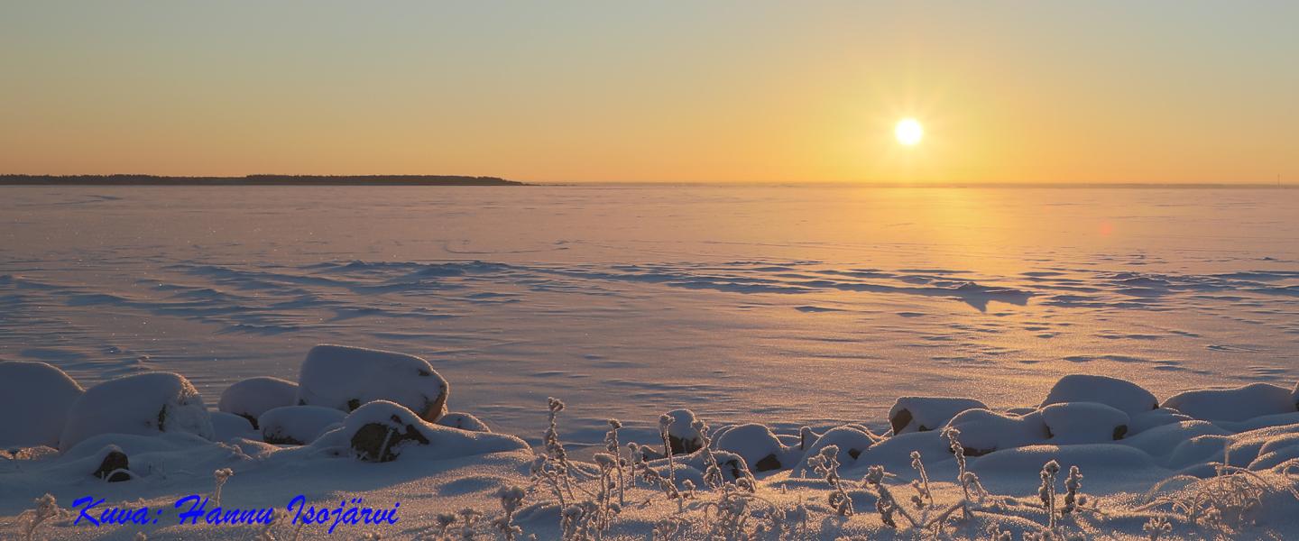 Aurinko jäisen meren yllä