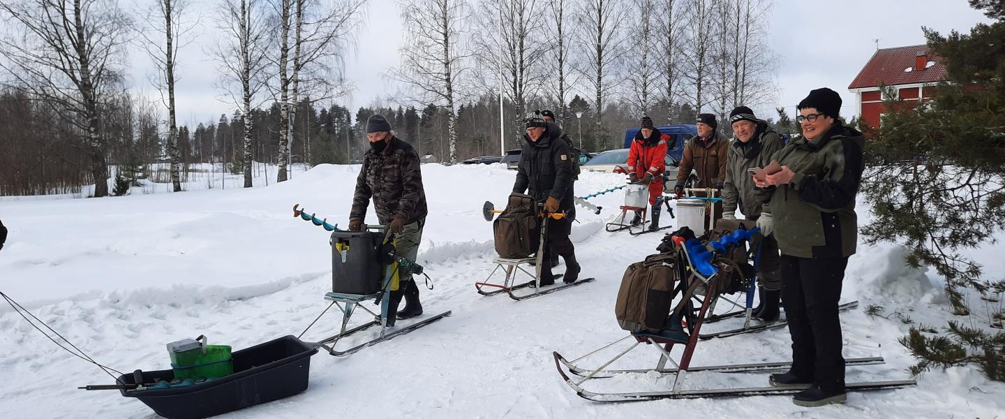 ihmisiä ulkona