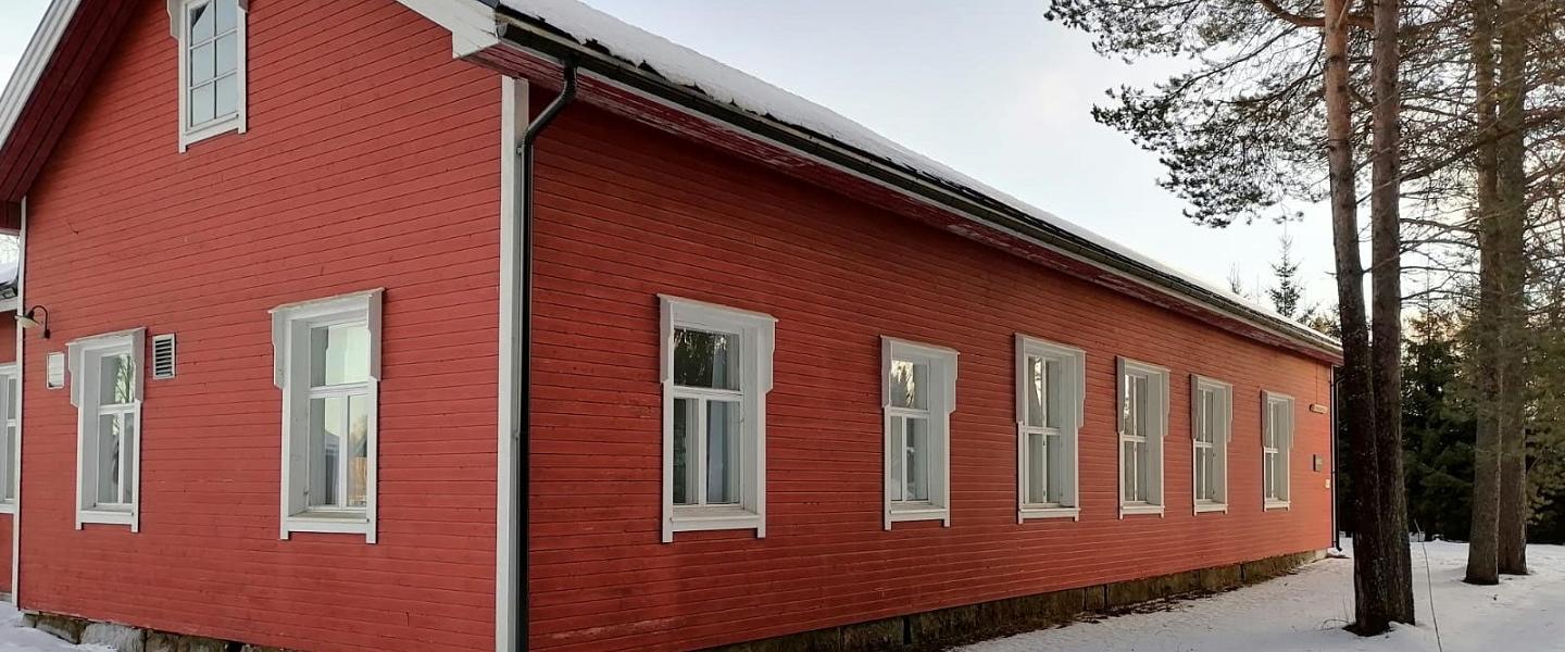 Seurojen talo, punainen iso rakennus 