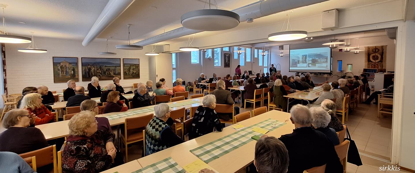 ihmiset kerhossa