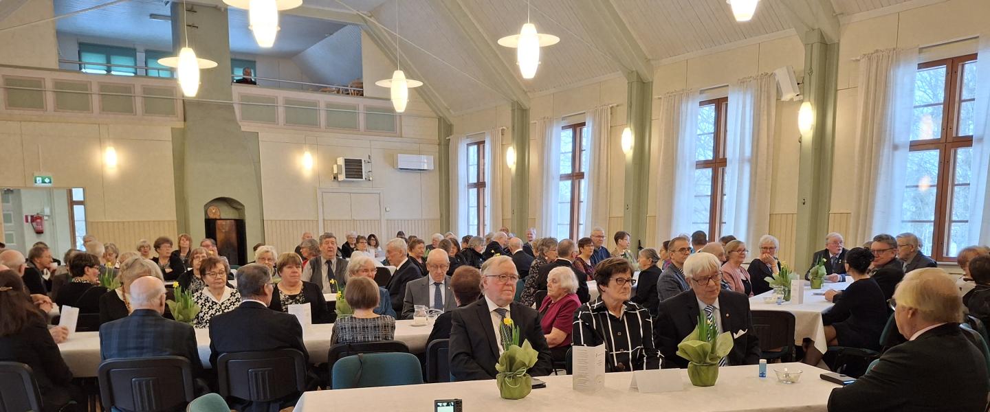 50v. juhlayleisöä