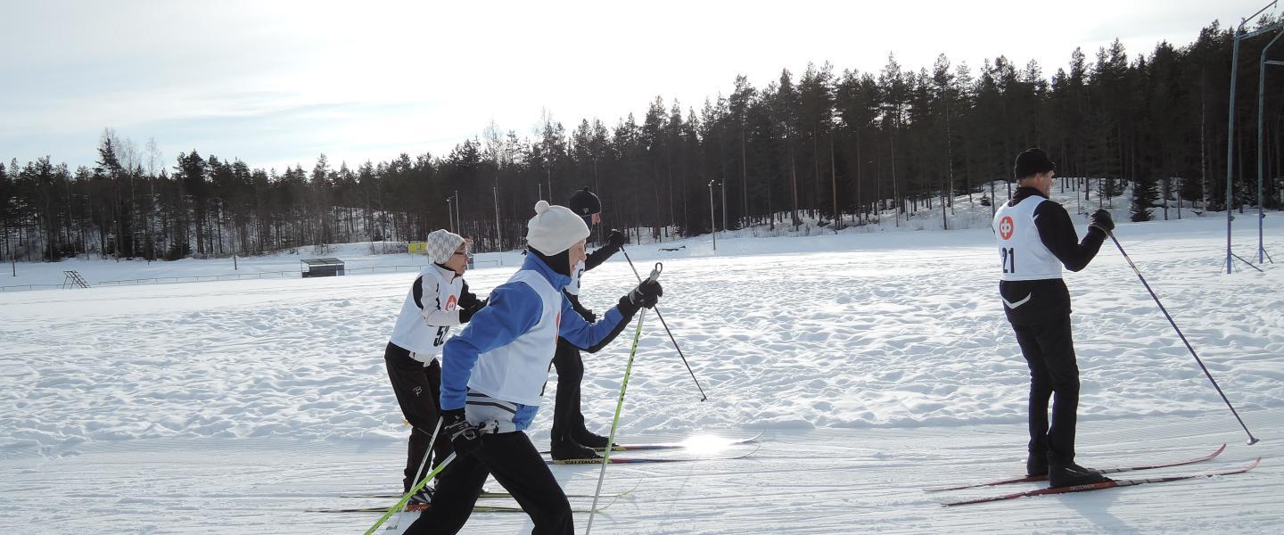 Ikäihmiset hiihtävät kilpaa