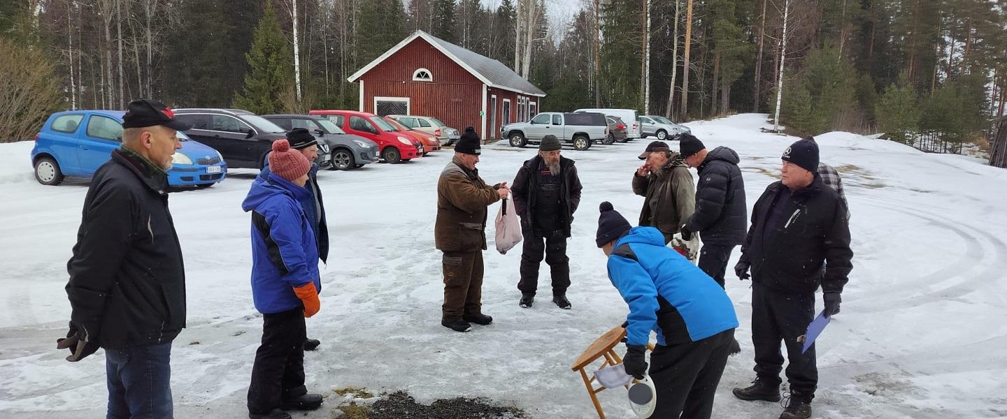 Ihmisiä ulkoilemassa