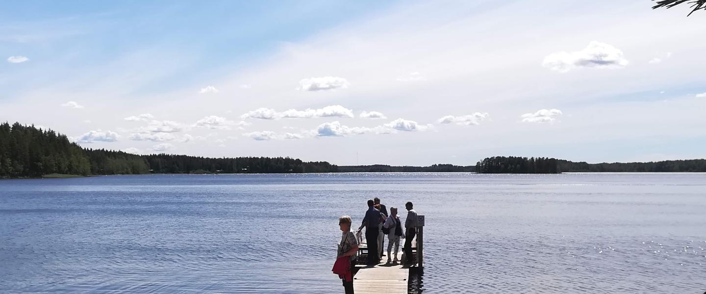 Ihmisiä laiturilla