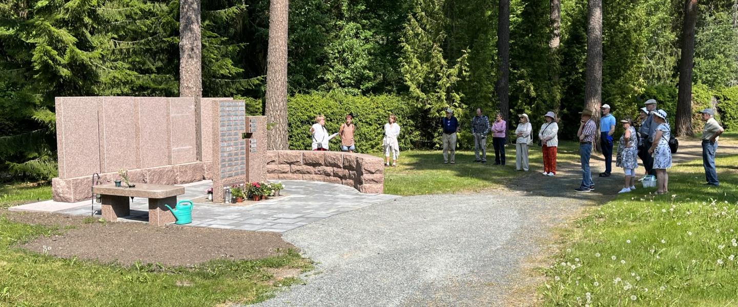 Kuvassa tutustutaan Jokioisten hautausmaahan