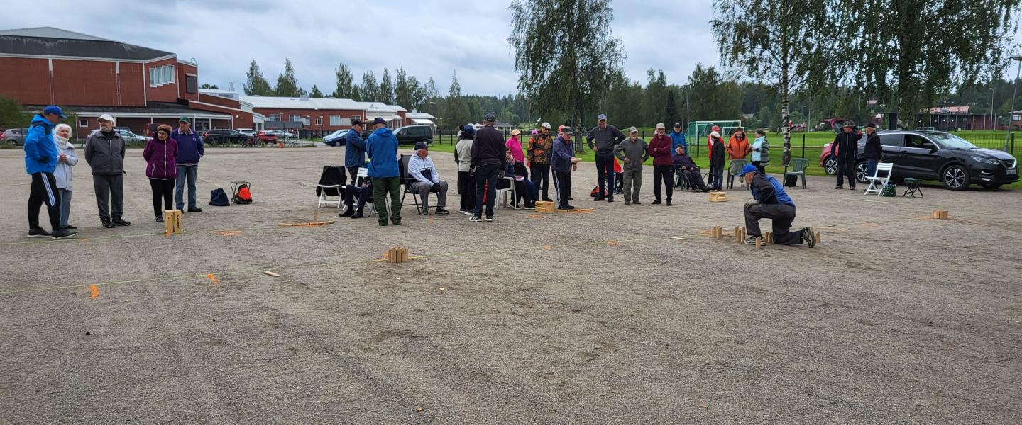 Mölkkyilyä porukalla