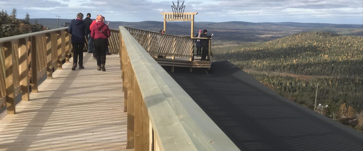 Ihmisiä näköalaterassilla