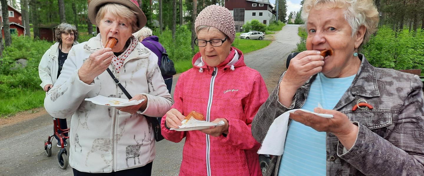 naiset ja makkaransyönti