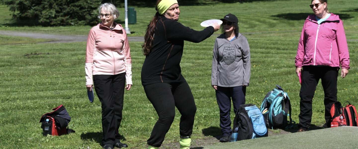 Tampere frisbeegolfkilpailun heittäjiä