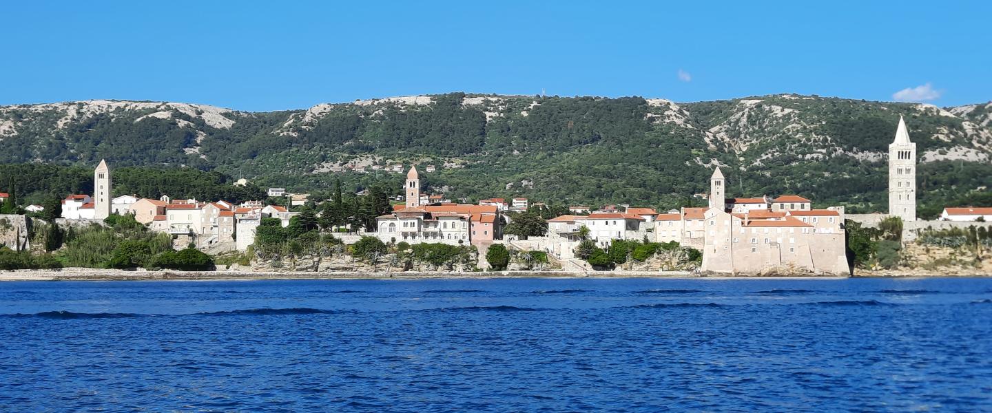 Kuvassa monta kirkkoa
