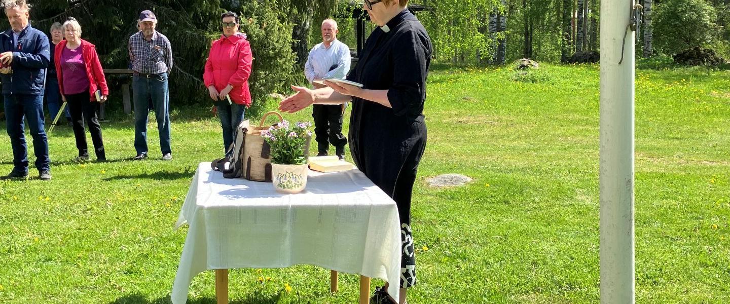 Pappi siunaa kylvöön menevät siemenet