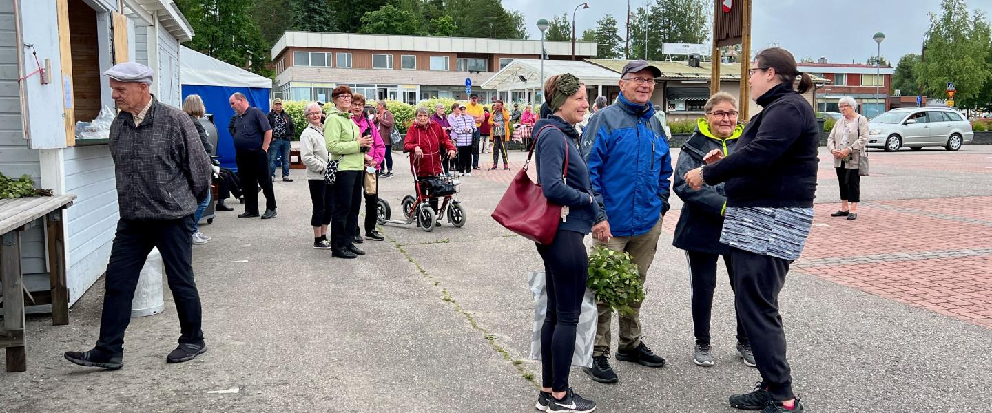 Ihmisiä toritapahtumassa