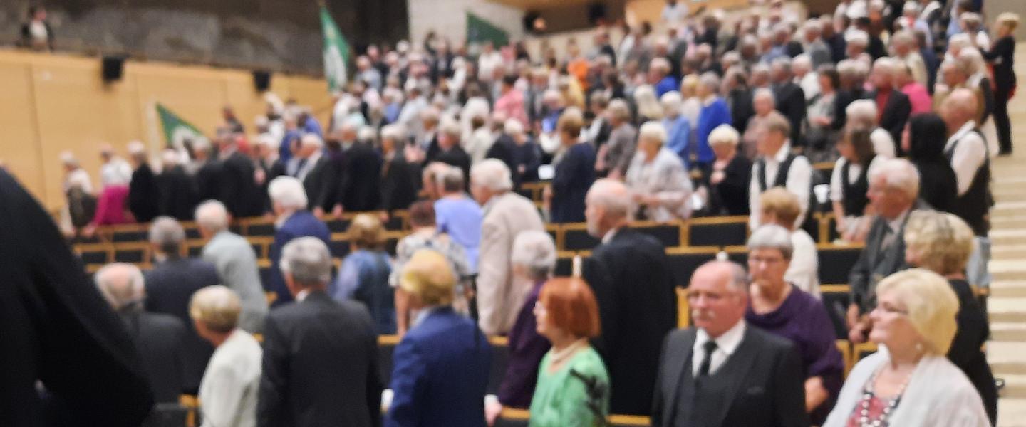 Ihmisiä tulossa juhlaan