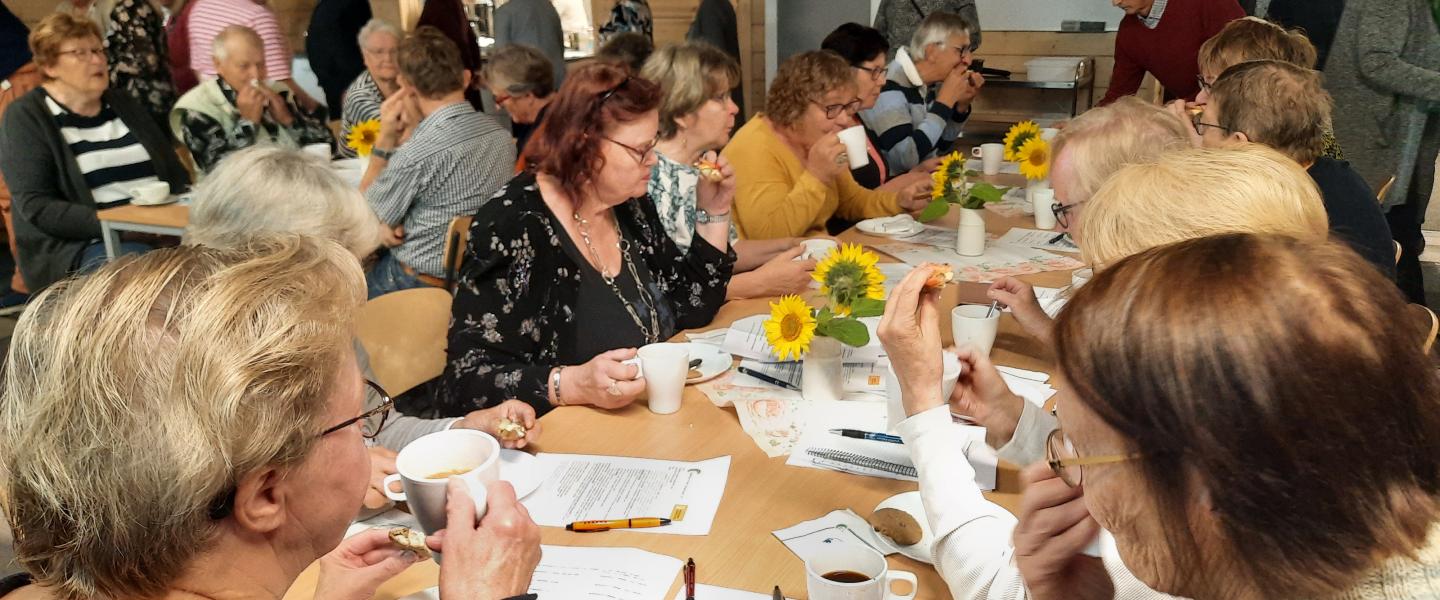 Osallistujia järjestöpäivään