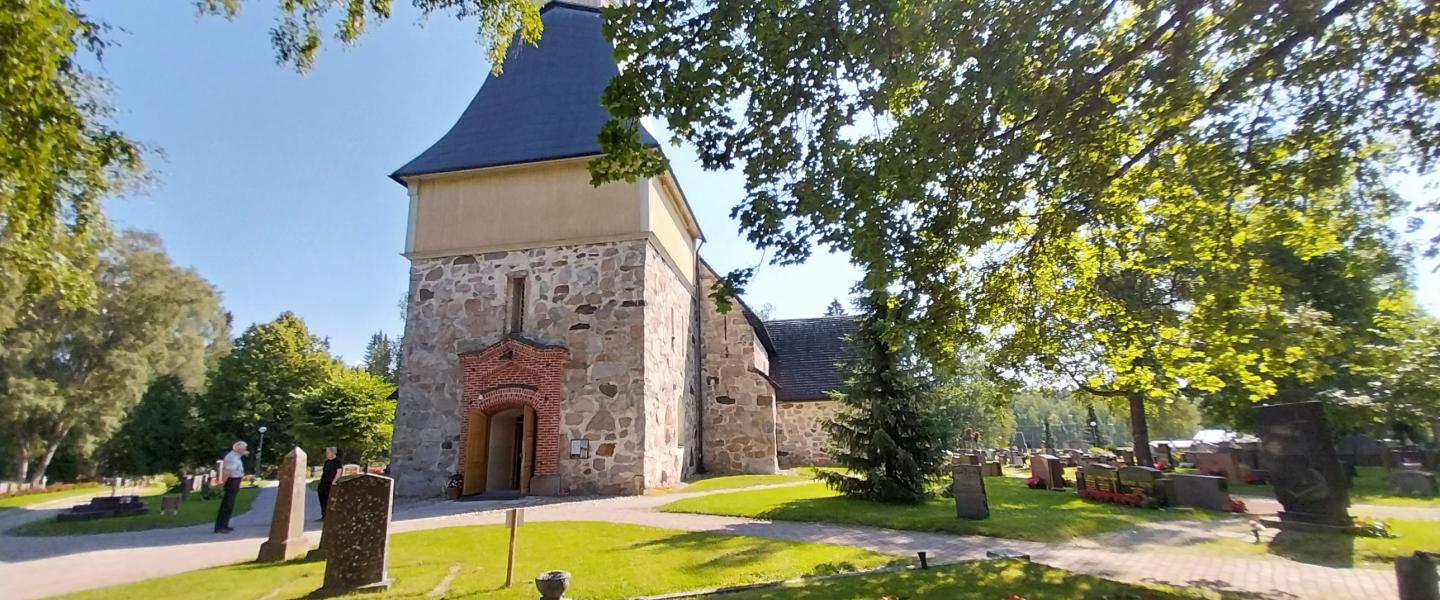 Kalannin kirkko kesällä
