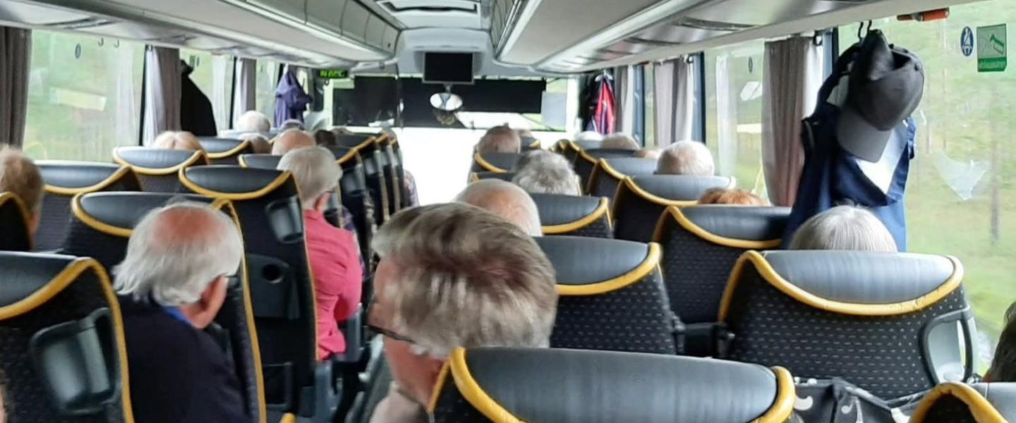 ihmiset bussissa 