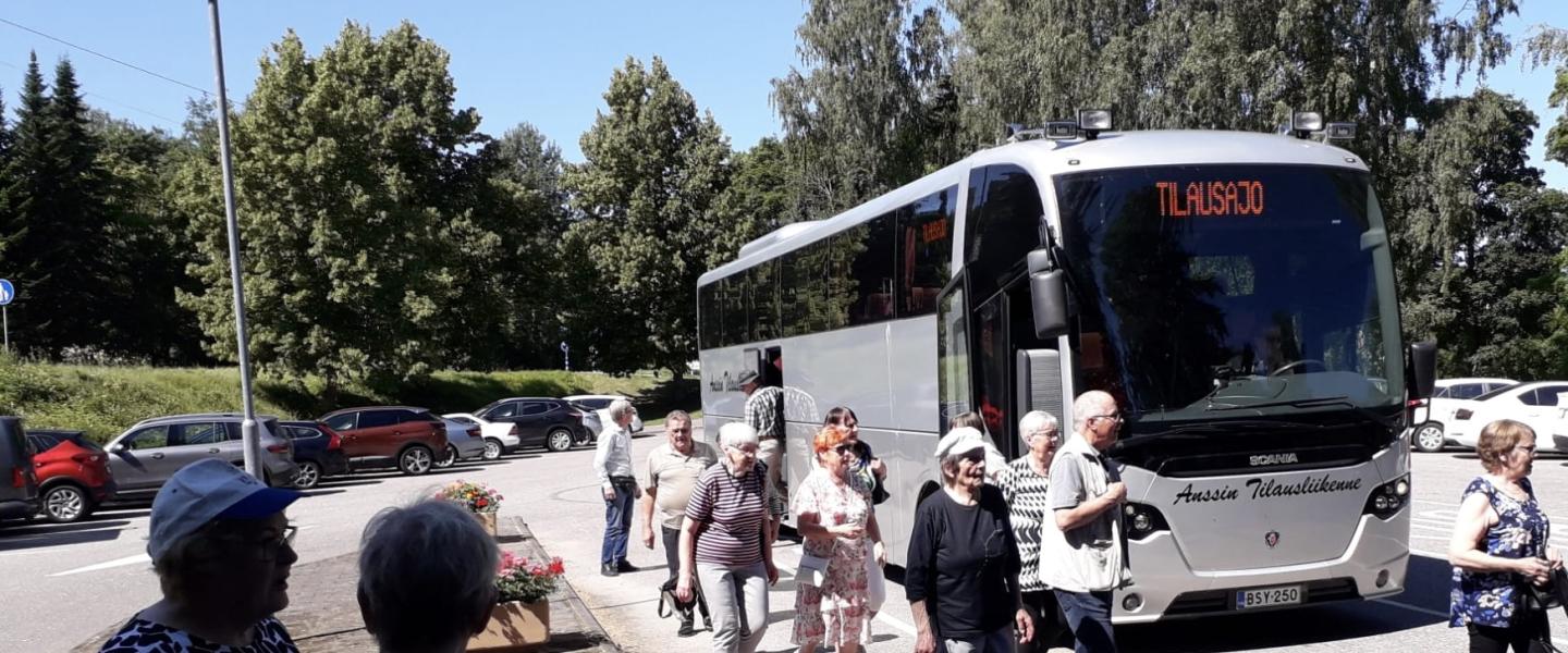 Tilausajobussin pysähdys